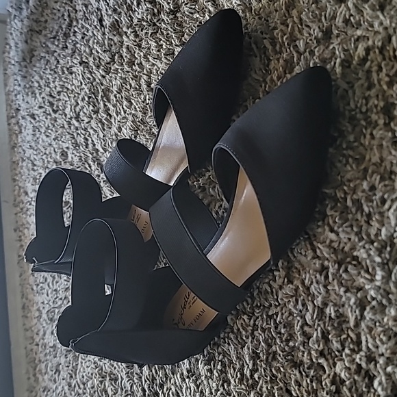 Seychelle's Memory Foam Pointed Flats - Picture 1 of 6